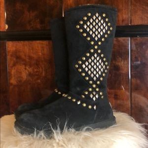 Rare black side zipper riveted detailed uggs.